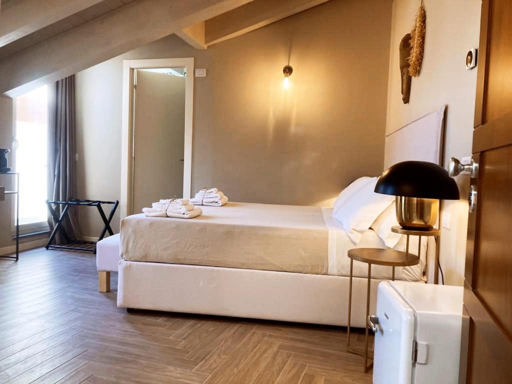 Gatto Bianco Rooms 42 Bergamo Bagian luar foto